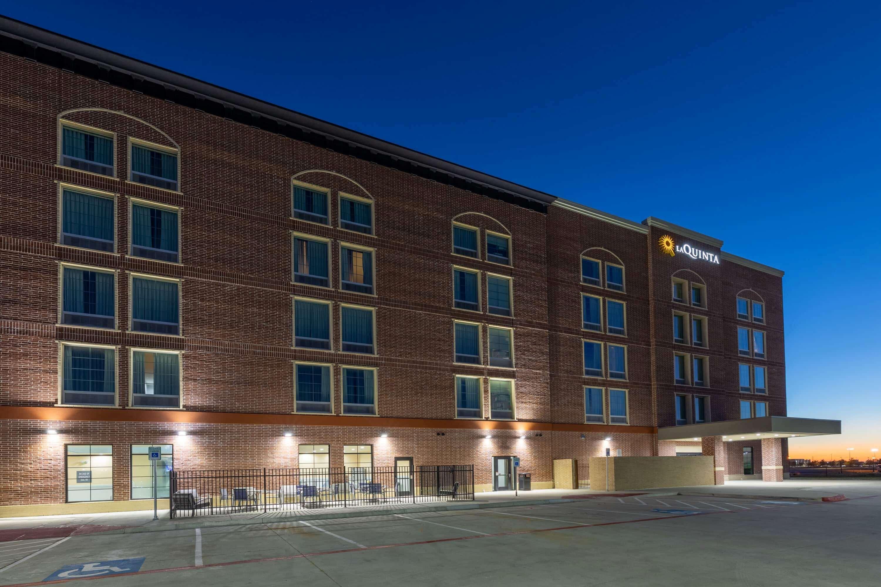 La Quinta Inn & Suites By Wyndham Dallas - Frisco Stadium Extérieur photo