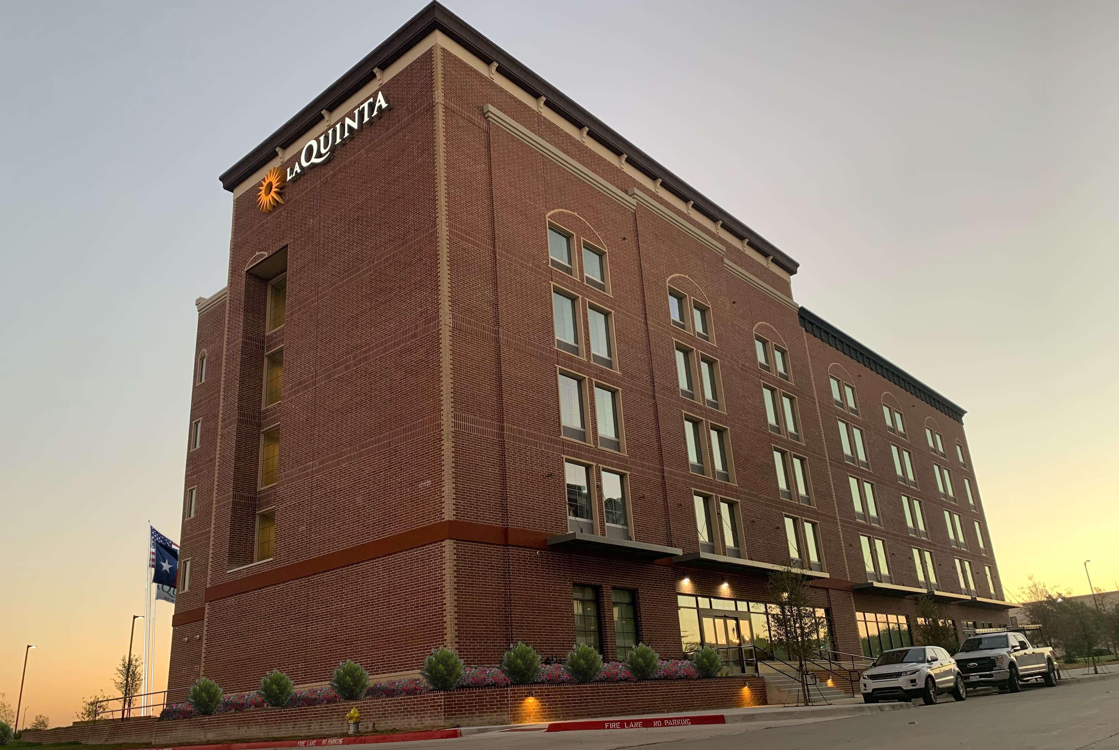 La Quinta Inn & Suites By Wyndham Dallas - Frisco Stadium Extérieur photo