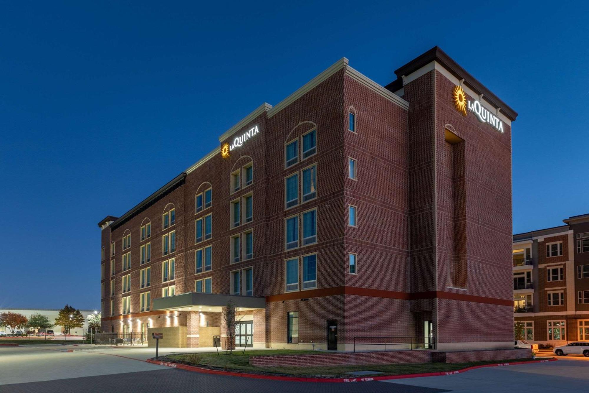 La Quinta Inn & Suites By Wyndham Dallas - Frisco Stadium Extérieur photo
