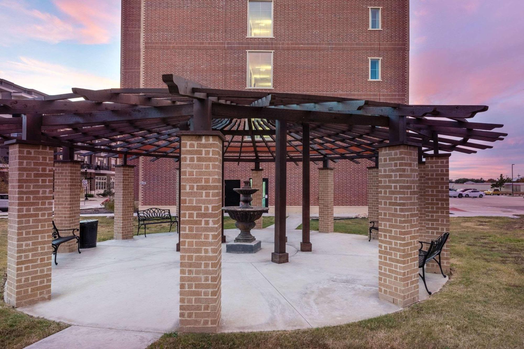 La Quinta Inn & Suites By Wyndham Dallas - Frisco Stadium Extérieur photo